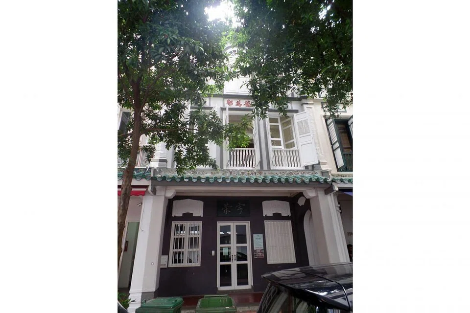 PEMBELIAN SEBAGAI PELABURAN: Rumah kedai di 10 Stanley Street yang dijual kepada 8M Real Estate, yang dijangka akan mengubah-elok kedai itu dan menyewakannya. - Foto MONDANIA PTE LTD