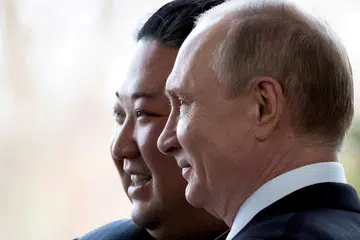 BEKAL SENJATA: Pemimpin Korea Utara Encik Kim Jong Un (kiri) bakal menemui Presiden Russia, Encik Vladimir Putin, bagi membincangkan kemungkinan membekalkan Moscow dengan senjata untuk perang di Ukraine.