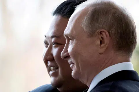 BEKAL SENJATA: Pemimpin Korea Utara Encik Kim Jong Un (kiri) bakal menemui Presiden Russia, Encik Vladimir Putin, bagi membincangkan kemungkinan membekalkan Moscow dengan senjata untuk perang di Ukraine.