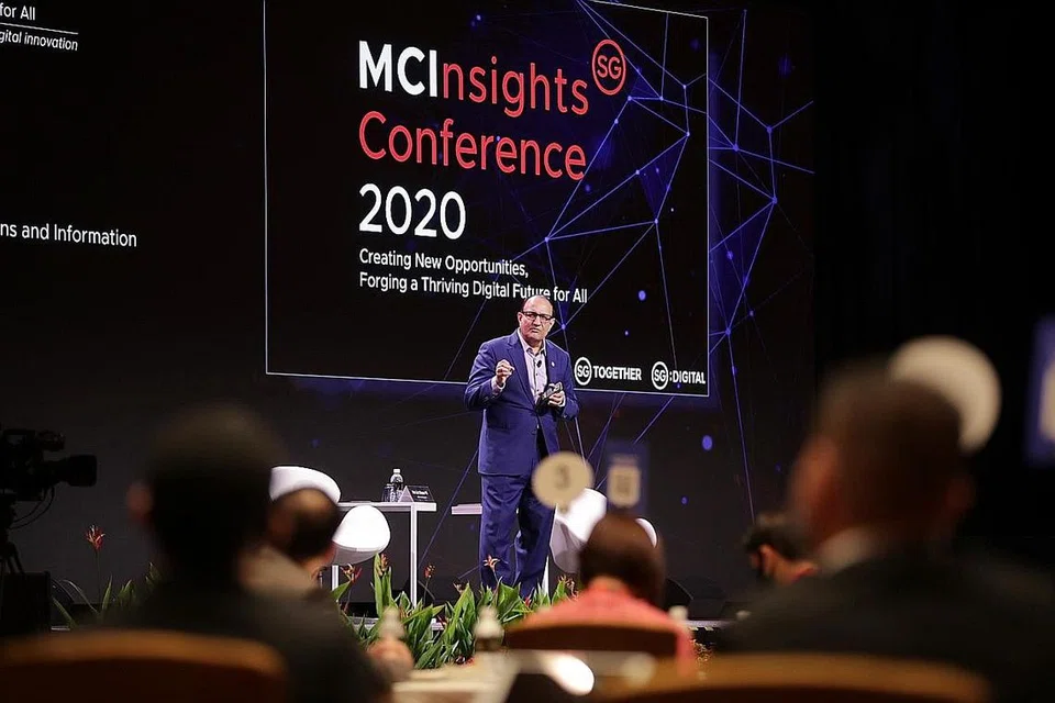 SAMPAIKAN UCAPAN PEMBUKAAN: Encik S. Iswaran menyampaikan ucapan pembukaan di Persidangan Wawasan MCI di Pusat Konvensyen dan Expo Sands semalam. Acara itu dihadiri 180 peserta secara fizikal dan mereka semua menjalani ujian pantas antigen dan didapati negatif Covid-19. - Foto BH oleh GIN TAY