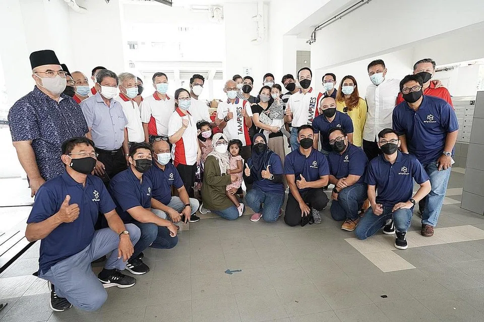 SANTUNI GOLONGAN SUSAH: Ramadan dan krisis Covid-19 turut menonjolkan semangat gotong-royong masyarakat Melayu/Islam dalam menyokong satu sama lain, terutamanya golongan yang lebih memerlukan. Antara usaha serupa itu termasuk pengagihan habuan Raya oleh sukarelawan M3@Tampines baru-baru ini kepada keluarga yang tinggal di flat sewa, yang disertai Encik Masagos Zulkifli (berdiri tengah, berkemeja-T dengan perkataan 'Tampines). - Foto-foto fail