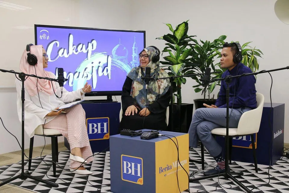 RUMAHTANGGA HARMONI: (Dari kanan) Ustaz Ridhwan Mohd Basor, Ustazah Nadia Hanim Abdul Rahman dan Cik Shahida membincangkan bagaimana Rasulullah saw dan isterinya, Aisyah ra, memperkasa satu sama lain dengan rasa saling cinta, percaya dan hormat dalam rumah tangga mereka. - Foto fail