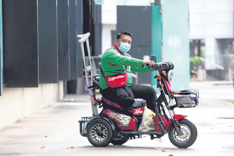 HARAPKAN PERLINDUNGAN LEBIH TINGGI: Encik Saire, yang kudung kaki kanannya, tidak dapat membeli flat kerana simpanan CPF tidak mencukupi. - Foto BM oleh TIMOTHY DAVID