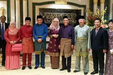 LAWATAN BAWA KENANGAN MANIS: Encik Masagos Zulkifli (empat dari kanan) dan Dr Maliki (tiga dari kiri) bersama isteri masing-masing semasa lawatan mereka di Brunei. - Foto FACEBOOK