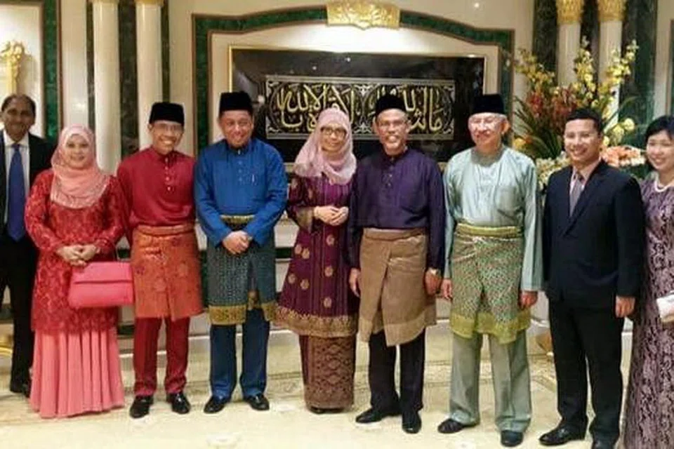 LAWATAN BAWA KENANGAN MANIS: Encik Masagos Zulkifli (empat dari kanan) dan Dr Maliki (tiga dari kiri) bersama isteri masing-masing semasa lawatan mereka di Brunei. - Foto FACEBOOK