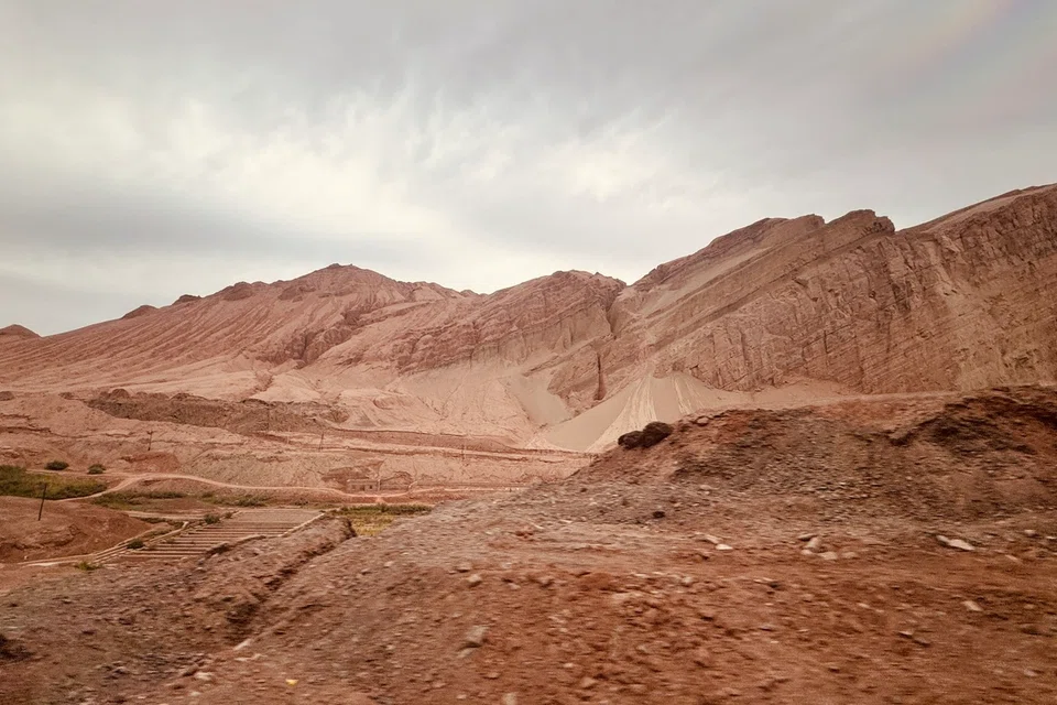 ‘Flaming Mountains’ yang berwarna kemerahahan di wilayah Xinjiang, China.