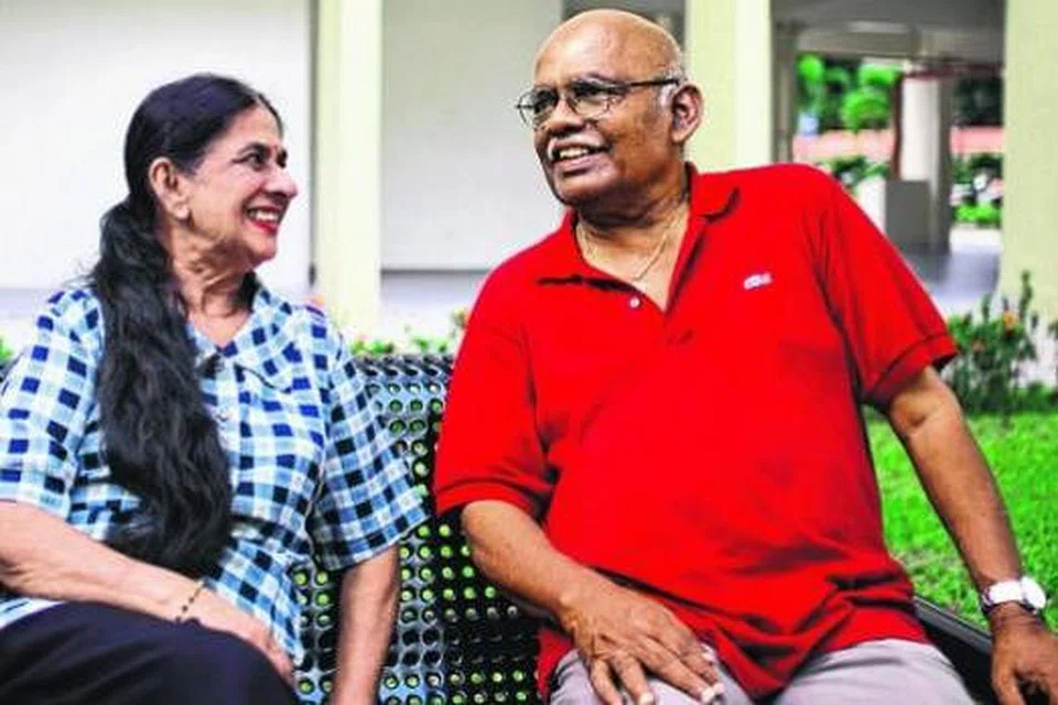 MANFAAT PAKEJ: Encik Thiayagarajah (kanan) senang hati isterinya, Cik Yogeswary, turut menerima perlindungan insurans kesihatan.