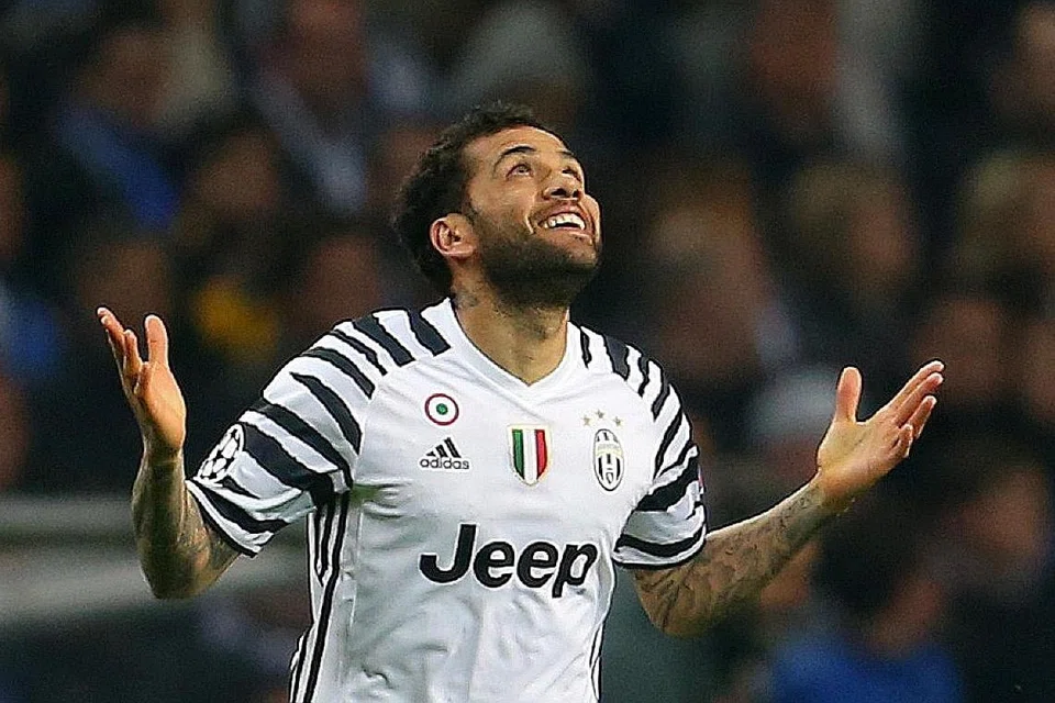 TUNGGAK JUVENTUS: Dani Alves pemain kedua paling berjaya dalam kejohanan di Eropah di belakang legenda AC Milan, Paolo Maldini. - Foto REUTERS