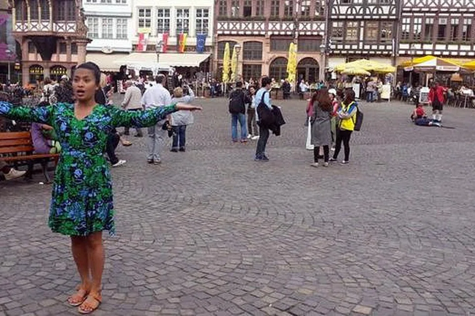 GEMAR KEMBARA: Pelakon Nabila Huda yang gemar mengembara berpeluang menjelajahi negara Eropah selaku seorang pengacara bagi satu rancangan permainan 'Awak Kat Mana' bagi tayangan di Malaysia. - Foto-foto LIBERO PRODUCTIONS DAN STARHUB TV