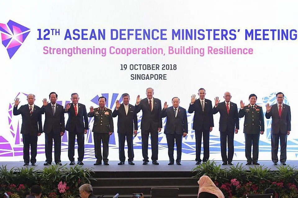 Dr Ng Eng Hen (tengah) berkata menteri pertahanan Asean telah membuat kemajuan baik dalam tiga keutamaan yang telah diketengahkan dalam mesyuarat tahunan mereka. FOTO: ALPHONSUS CHERN
