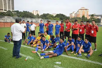 BERIKAN KATA-KATA PERANGSANG: Pengerusi pasukan Pilihan Melayu Singapura, Muhammad Zaki Ma'arof (paling kiri), memberikan kata-kata semangat kepada para pemain yang berjaya melayakkan diri ke pusingan suku akhir - menebus kekecewaan prestasi mengecewakan yang dialami pasukan Melayu Singapura dalam kejohanan ini sejak beberapa tahun lalu. - Foto HARMAN ALI