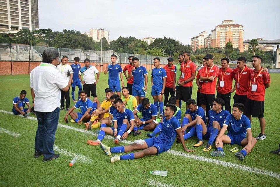 BERIKAN KATA-KATA PERANGSANG: Pengerusi pasukan Pilihan Melayu Singapura, Muhammad Zaki Ma'arof (paling kiri), memberikan kata-kata semangat kepada para pemain yang berjaya melayakkan diri ke pusingan suku akhir - menebus kekecewaan prestasi mengecewakan yang dialami pasukan Melayu Singapura dalam kejohanan ini sejak beberapa tahun lalu. - Foto HARMAN ALI