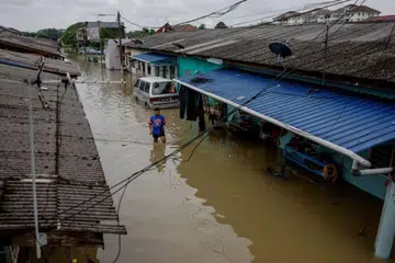 Hujan lebat berterusan sejak 10 April malam menyebabkan beberapa daerah di Selangor dilanda banjir kilat dan memaksa penduduk berpindah selepas kediaman dinaiki air.