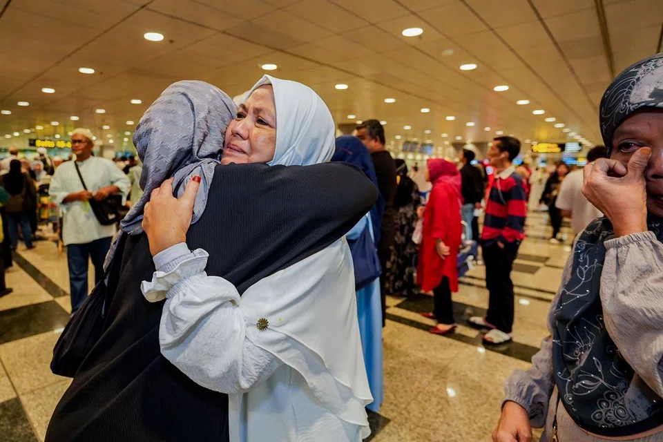 PELUKAN RINDU: Lebih 150 jemaah haji Singapura tiba di Lapangan Terbang Changi pada Rabu. Ini merupakan kumpulan jemaah yang kedua terakhir pulang ke tanah air, dengan baki 100 jemaah bakal pulang pada 22 Julai.