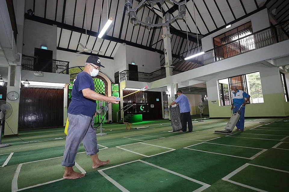 BERSIAP BAGI IBADAH RAMADAN: (Gambar atas, dari kiri) Noja Haji Mohd Kassim Abdul Hamid, Haji Suhaimi A. Jalil dan Haji Md Sace menjalankan kerja pembersihan di Masjid Al-Amin bagi solat dalam Ramadan. - Foto BH oleh TIMOTHY DAVID