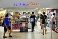 KOLABORASI BARU: SPH Radio secara eksklusif akan mengurus dan mengoperasikan pengaturcaraan FairPrice Finest Radio, sebuah program radio yang disiarkan di semua 26 kedai FairPrice Finest mulai Isnin lalu. - Foto BH oleh LIM YAOHUI