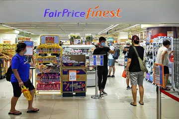 KOLABORASI BARU: SPH Radio secara eksklusif akan mengurus dan mengoperasikan pengaturcaraan FairPrice Finest Radio, sebuah program radio yang disiarkan di semua 26 kedai FairPrice Finest mulai Isnin lalu. - Foto BH oleh LIM YAOHUI