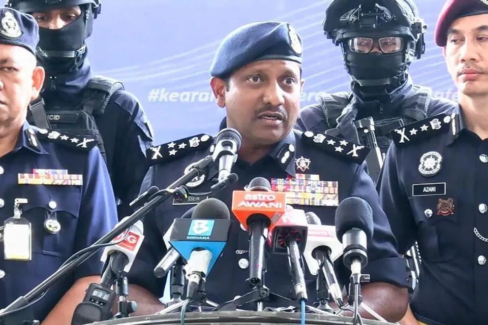 Pengarah Jabatan Siasatan Jenayah Narkotik (JSJN) Bukit Aman, Datuk Hussein Omar Khan (tengah).