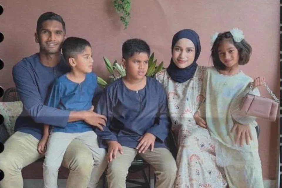 Kapten dan pemain tengah Singapura, Hariss Harun, bersama isterinya, Syahirah Mohamad, dan anak-anaknya (dari kiri) Nabil; Naufal dan Nadine, mengucapkan Selamat Hari Raya Maaf Zahir dan Batin kepada semua pengikut Instagramnya. Mereka juga ucapkan selamat Syawal yang indah bagi semua.