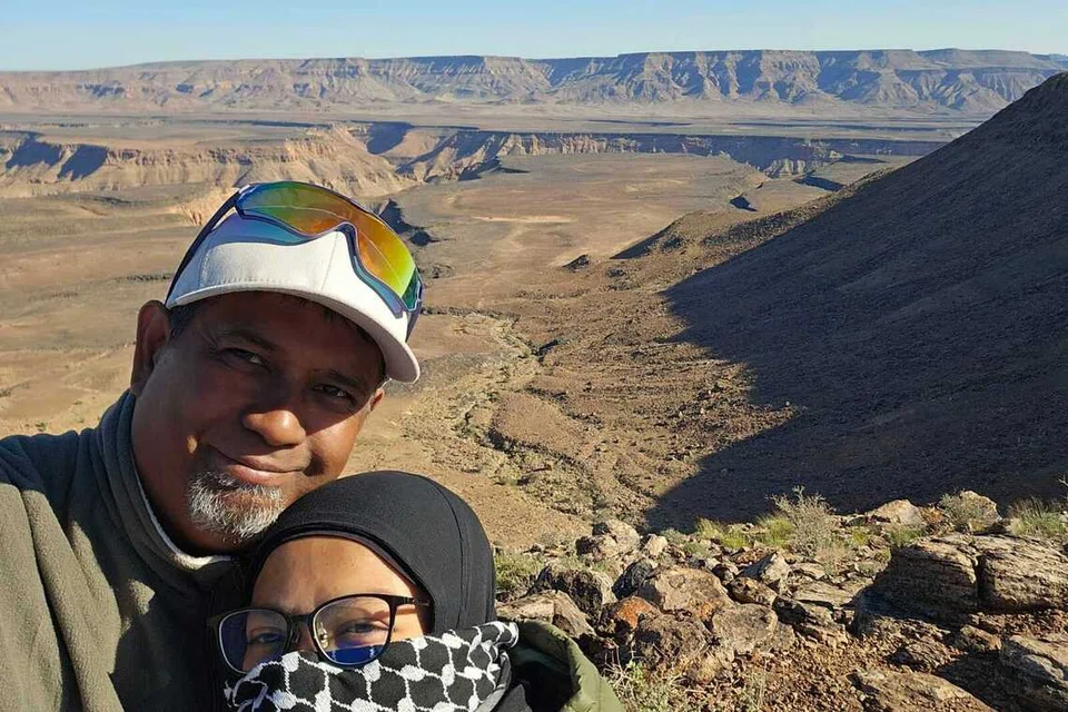 Cik Suhaila Hashim, dan suaminya, Encik Mohamad Mansor, berkunjung ke Fish River Canyon di Namibia.