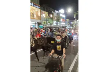 BERASAK-ASAK: Ribuan motosikal menderu dan berhimpit-himpit dengan kereta, bas, beca dan kereta kuda khususnya di Jalan Malioboro yang terkenal dalam kalangan pelancong dan penduduk setempat (gambar atas). - Foto BH oleh SAINI SALLEH.
