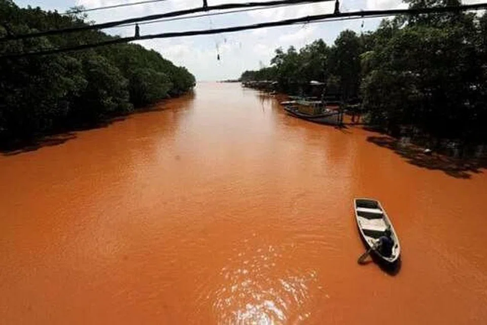 Hujan lebat pada 29 Disember lalu membuat air Sungai Balok di Kuantan dan pantai perhampiran menjadi merah, dipercayai disebabkan pencemaran bauksit. Gambar MALAY MAIL 