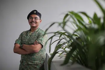 KERJA SAMBIL BELAJAR: 3SG Abdul Muhaimin Abdul Gafur merupakan seorang peserta Skim Bekerja Sambil Belajar sebagai Teknisyen SAF yang membolehkannya meraih diploma dalam kejuruteraan elektrikal. - Foto ST