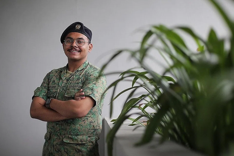 KERJA SAMBIL BELAJAR: 3SG Abdul Muhaimin Abdul Gafur merupakan seorang peserta Skim Bekerja Sambil Belajar sebagai Teknisyen SAF yang membolehkannya meraih diploma dalam kejuruteraan elektrikal. - Foto ST