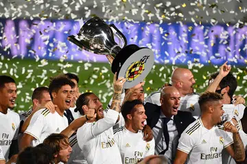 RAIH KEMENANGAN BESAR: Zidane dan pemainnya meraihkan kemenangan mereka merangkul mahkota La Liga buat kali ke-34 selepas berjaya menewaskan Villareal 2-1, sekali gus menamatkan penguasaan Barcelona yang muncul juara dua musim berturut-turut sebelum ini. - Foto AFP