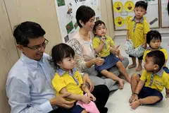 PUSAT PENJAGAAN KANAK-KANAK BARU: Cik Josephine Teo dan Dr Muhammad Faishal Ibrahim berinteraksi dengan kanak-kanak di pusat penjagaan Skool4kidz Tampines GreenLeaf. Pusat penjagaan seluas 580 meter persegi ini mula beroperasi Oktober tahun lepas dan mempunyai seramai 115 kanak-kanak dan 10 bayi di bawah jagaannya. Skool4kidz bakal menyediakan tambahan 380 tempat menerusi pembukaan tiga pusat baru di Yishun, Punggol dan Tampines menjelang suku pertama tahun depan. - Foto THE STRAITS TIMES