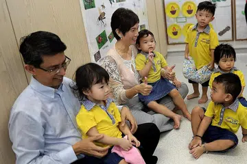 PUSAT PENJAGAAN KANAK-KANAK BARU: Cik Josephine Teo dan Dr Muhammad Faishal Ibrahim berinteraksi dengan kanak-kanak di pusat penjagaan Skool4kidz Tampines GreenLeaf. Pusat penjagaan seluas 580 meter persegi ini mula beroperasi Oktober tahun lepas dan mempunyai seramai 115 kanak-kanak dan 10 bayi di bawah jagaannya. Skool4kidz bakal menyediakan tambahan 380 tempat menerusi pembukaan tiga pusat baru di Yishun, Punggol dan Tampines menjelang suku pertama tahun depan. - Foto THE STRAITS TIMES