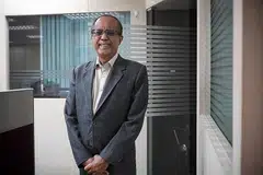 SUMBANG BALIK KEPADA MASYARAKAT: Meskipun sibuk menguruskan firma perakaunannya, Encik Akber masih menyumbang di DPPMS sebagai anggota lembaga pengarah dan bendahari. - Foto BM oleh KUA CHEE SIONG