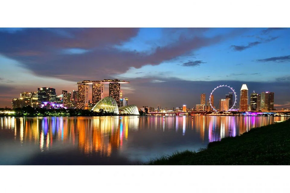 MEMBANGGAKAN: Sekitaran Singapura waktu malam yang memamaparkan Taman di Pesisiran, Marina Bay Sands, Kawasan Pusat Bandar, Pusat Kewangan Marina Bay dan Singapore Flyer. - Foto Fail