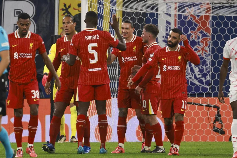 Penyerang Liverpool, Darrwin Nunez (tiga dari kanan), meraikan gol kemenangan pasukannya bersama rakan sepasukan lain, mengekalkan permulaan cemerlang pasukan itu pada awal musim baru ini.