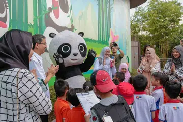 PEMBELAJARAN MENYERONOKKAN: Menurut Profesor Madya Faishal Ibrahim (dua dari kiri), kanak-kanak belajar bahasa dengan berkesan apabila diajar melalui pendekatan interaktif. Menerusi lawatan ke River Safari, kanak-kanak dapat mengikuti kisah ''Panda Pandai''. - Foto MLLPC