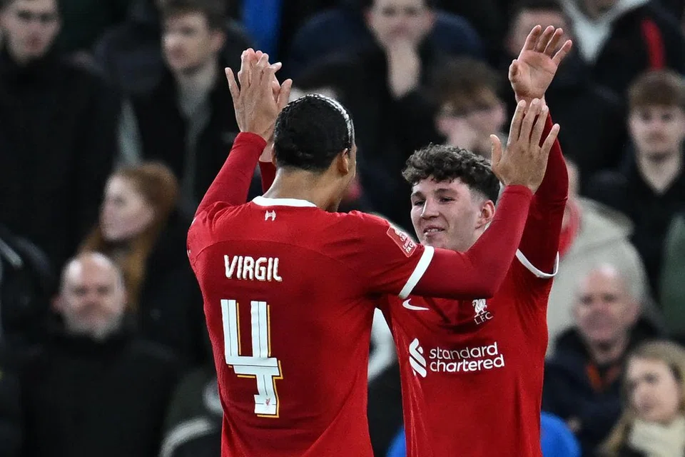 Lewis Koumas (kanan) meraikan jaringannya bersama kapten Liverpool, Virgil van Dijk (kiri) setelah berjaya membolosi gawang Southampton untuk gol pertama pada minit ke-44 yang membawa kemenangan 3-0 untuk The Kop di padang sendiri.