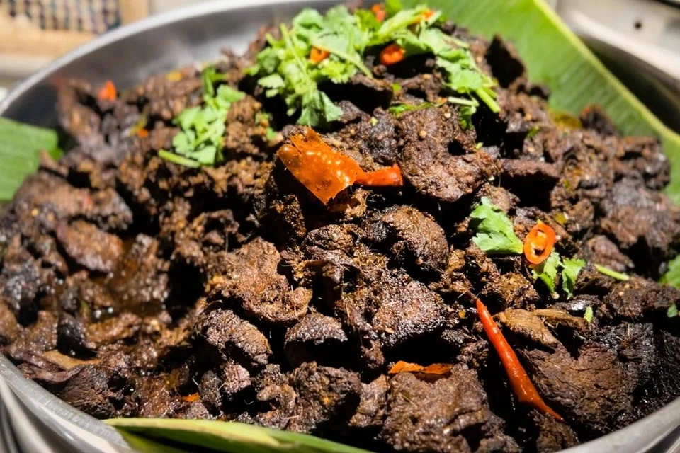 Antara masakan wajib cuba di St. Giles Southkey ialah daging dendeng mereka yang tentunya mampu mengembalikan tenaga selepas seharian berpuasa.