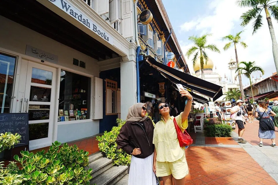 Kebanyakan kedai sedang berdepan dengan dilema sama ada ingin tutup kedai dan berpindah atau bayar harga sewa yang tinggi untuk kekal berniaga di Kampung Gelam.