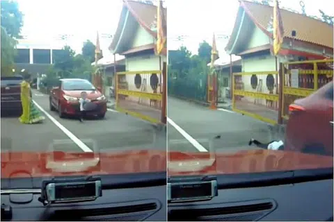 DILANGGAR KERETA: Seorang budak lelaki, tiga tahun, telah lari ke jalan bersebelahan Kuil Sri Ruthra Kaliamman pada Sabtu (5 Oktober). Sebelum sempat wanita yang mengejarnya mencapainya, dia dilanggar kereta. Jurucakap kuil tersebut memberitahu wartawan pada Isnin bahawa budak itu dalam keadaan stabil. -Foto SCREENGRAB FROM DISTRICT SINGAPORE/FACEBOOK. 