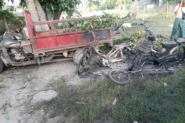 Foto UGC ini, ihsan pengguna Facebook Yebaw Hlyat Cee, diambil pada 7 Oktober 2025 dan diterima pada 8 Oktober, menunjukkan kerosakan pada beberapa kenderaan di lokasi serangan tentera ke atas satu tunjuk perasaan di bandar Chaung U, tengah Myanmar. Serangan tentera Myanmar ke atas acara perayaan dan protes itu mengorbankan puluhan  orang, termasuk kanak-kanak, menurut seorang peserta dan ahli jawatankuasa penganjur kepada AFP pada 7 Oktober. Ratusan orang berhimpun di Chaung U pada 6 Oktober bagi menyambut perayaan bulan penuh Thadingyut apabila tentera menjatuhkan bom ke atas orang ramai, menurut seorang anggota jawatankuasa penganjur. 