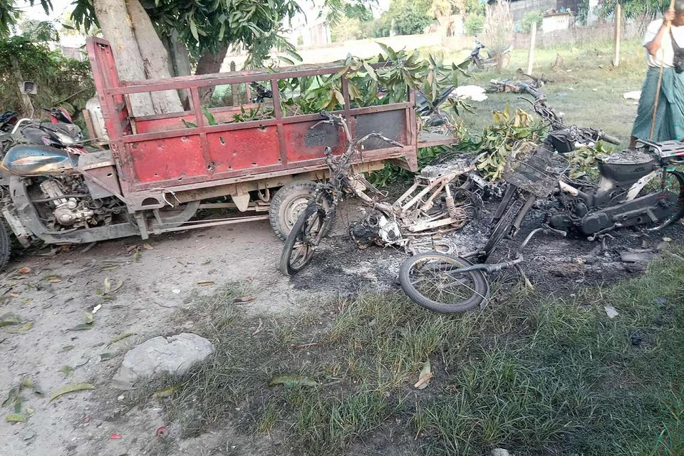 Foto UGC ini, ihsan pengguna Facebook Yebaw Hlyat Cee, diambil pada 7 Oktober 2025 dan diterima pada 8 Oktober, menunjukkan kerosakan pada beberapa kenderaan di lokasi serangan tentera ke atas satu tunjuk perasaan di bandar Chaung U, tengah Myanmar. Serangan tentera Myanmar ke atas acara perayaan dan protes itu mengorbankan puluhan  orang, termasuk kanak-kanak, menurut seorang peserta dan ahli jawatankuasa penganjur kepada AFP pada 7 Oktober. Ratusan orang berhimpun di Chaung U pada 6 Oktober bagi menyambut perayaan bulan penuh Thadingyut apabila tentera menjatuhkan bom ke atas orang ramai, menurut seorang anggota jawatankuasa penganjur. 
