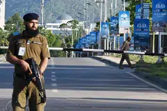 Pegawai polis berkawal di jalan yang ditutup menuju ke Hotel Serena di kawasan Zon Merah di Islamabad pada 22 April 2026, ketika langkah keselamatan dipertingkat menjelang kemungkinan rundingan damai antara Amerika Syarikat dan Iran. Perdana Menteri Pakistan, Shehbaz Sharif, mengucapkan terima kasih kepada Presiden Amerika Syarikat, Donald Trump, atas lanjutan gencatan senjata dengan Iran dan menggesa kedua-dua pihak meneruskan rundingan. 