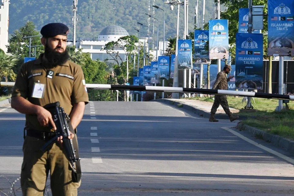 Pegawai polis berkawal di jalan yang ditutup menuju ke Hotel Serena di kawasan Zon Merah di Islamabad pada 22 April 2026, ketika langkah keselamatan dipertingkat menjelang kemungkinan rundingan damai antara Amerika Syarikat dan Iran. Perdana Menteri Pakistan, Shehbaz Sharif, mengucapkan terima kasih kepada Presiden Amerika Syarikat, Donald Trump, atas lanjutan gencatan senjata dengan Iran dan menggesa kedua-dua pihak meneruskan rundingan. 