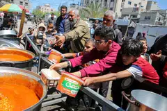Penduduk Palestin berebut-rebut mendapatkan bantuan makanan yang diagihkan oleh sebuah badan amal di tengah-tengah masalah kekurangan bantuan kemanusiaan ekoran serangan Israel ke atas Rafah pada 8 Mei.