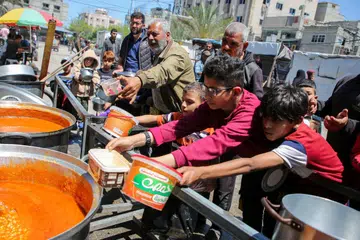 Penduduk Palestin berebut-rebut mendapatkan bantuan makanan yang diagihkan oleh sebuah badan amal di tengah-tengah masalah kekurangan bantuan kemanusiaan ekoran serangan Israel ke atas Rafah pada 8 Mei.
