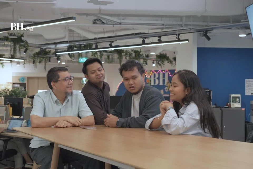 Kakitangan Berita Harian yang menjayakan video ‘Projek AI-dilfitri’ (dari kiri), Editor Naskhah Kanan, Encik Mohd Noor A Rahman, dan para wartawan, Encik Amirul Ibrahim, Encik Khairul Akmal Ali dan Cik Nur Syuhrah Hassan.