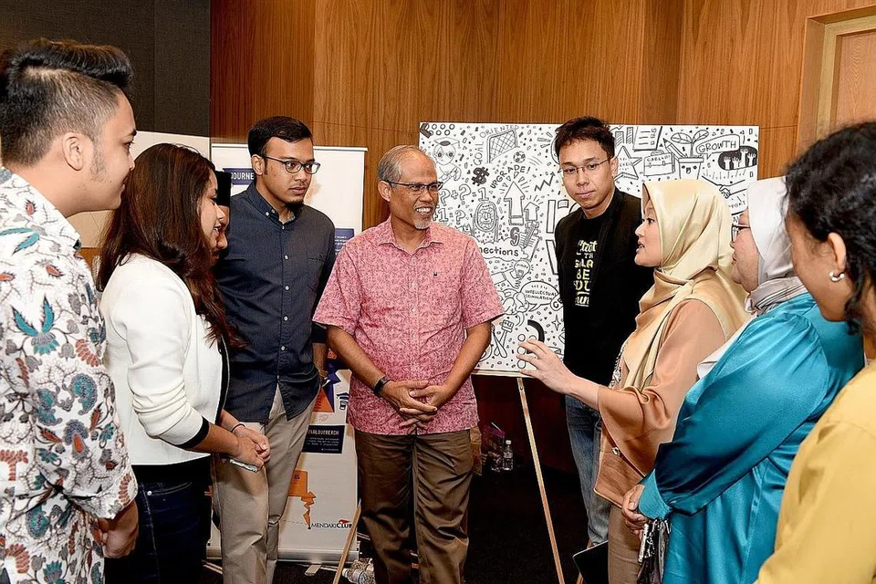 BANTU PELAJAR: Buat pertama kali tahun ini, Mendaki, kata Encik Masagos (atas, semasa menghadiri satu majlis anjuran Kelab Mendaki pada 2018), juga telah menggunakan $1.9 juta daripada rizabnya untuk mendapatkan komputer riba bagi membantu pelajar mengikuti pembelajaran dari rumah (HBL) semasa tempoh pemutus litar. - Foto fail
