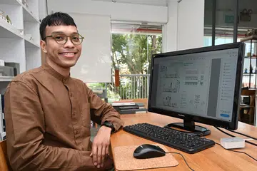 REKA BANGKU UNIK: Encik Ammar merupakan salah satu daripada lima pemenang Pertandingan Reka Bentuk Bangku Seni Awam One Holland Village MILL, dengan rekaan bangku yang mempunyai kesan transformatif. - Foto BH oleh KHALID BABA, MUHAMMAD AMMAR MOHAMAD MALEK