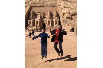JEJAK SEJARAH: Anak saudara penulis, Muhammad Imrawn Zaid (kiri) dan Muhammad Ammar, di hadapan struktur bersejarah, Kuil Abu Simbel, yang dibina Raja Ramses II pada tahun 1274 Sebelum Masihi. - Foto BH oleh HARYANI ISMAIL