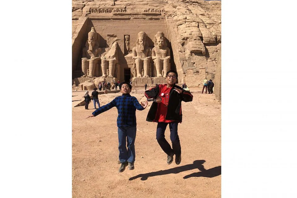 JEJAK SEJARAH: Anak saudara penulis, Muhammad Imrawn Zaid (kiri) dan Muhammad Ammar, di hadapan struktur bersejarah, Kuil Abu Simbel, yang dibina Raja Ramses II pada tahun 1274 Sebelum Masihi. - Foto BH oleh HARYANI ISMAIL